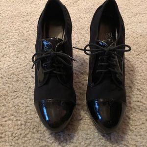 Gorgeous and vintage black lace up heals!